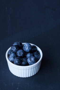 Siyah bir arka plan üzerinde yaban mersini