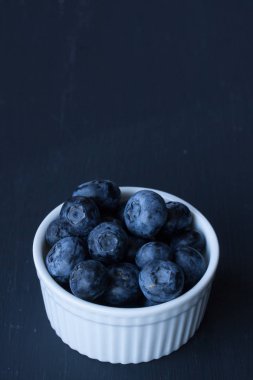 Siyah bir arka plan üzerinde yaban mersini