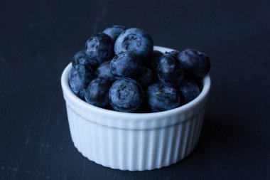 Siyah bir arka plan üzerinde yaban mersini