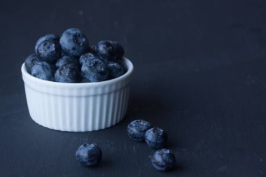 Siyah bir arka plan üzerinde yaban mersini