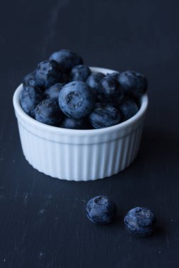 Siyah bir arka plan üzerinde yaban mersini