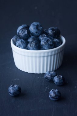 Siyah bir arka plan üzerinde yaban mersini