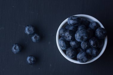 Siyah bir arka plan üzerinde yaban mersini