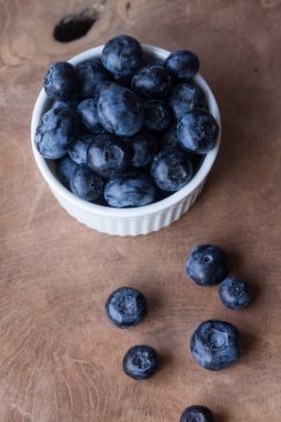 Ahşap arka plan üzerinde yaban mersini