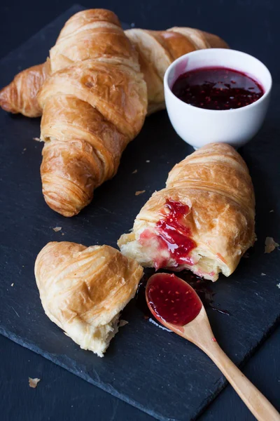 Mermelada de croissant y frambuesa —  Fotos de Stock