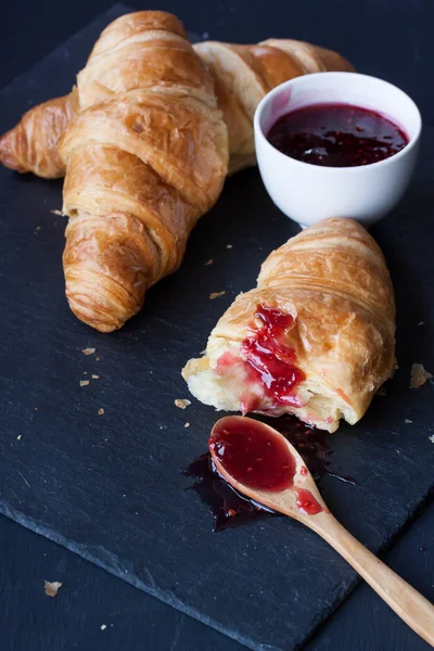 kruvasan ve Ahududu reçeli