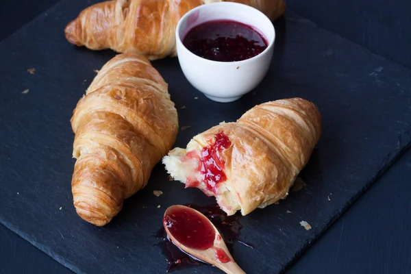 kruvasan ve Ahududu reçeli