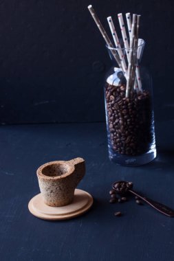 kahve kahve çekirdekleri siyah bir arka plan ile