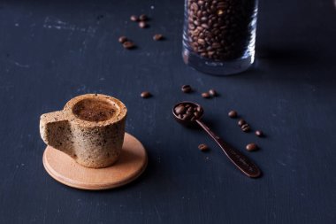 kahve kahve çekirdekleri siyah bir arka plan ile