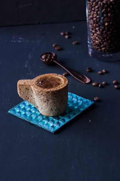 Café com grãos de café em um fundo preto — Fotografia de Stock