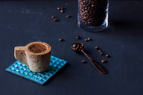 Café con granos de café sobre fondo negro — Foto de Stock