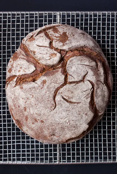 Pão redondo artesanal — Fotografia de Stock