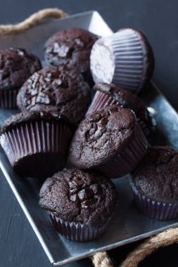 siyah bir zemin üzerine çikolatalı kek