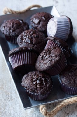 Beyaz ahşap zemin üzerinde çikolatalı kek