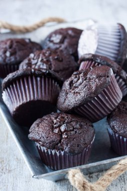 Beyaz ahşap zemin üzerinde çikolatalı kek