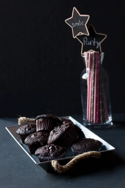 Chocolade muffins op een zwarte achtergrond — Stockfoto