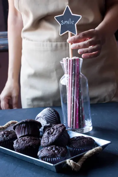 Muffins au chocolat dans un plateau — Photo