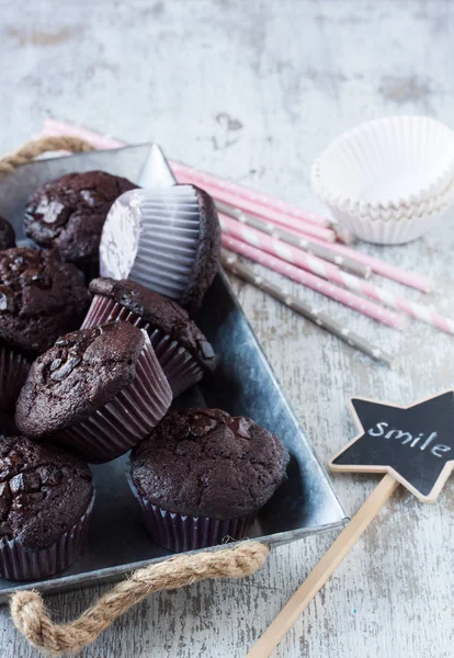 Muffins de chocolate em um fundo de madeira branco — Fotografia de Stock