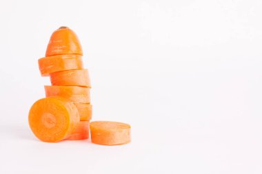 beyaz zemin üzerine havuç dilimleri