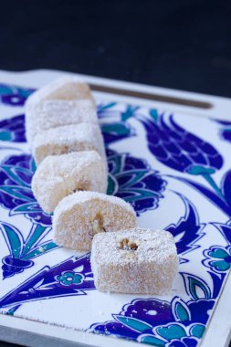 Bir tabak içinde Türk lokumu