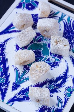 Bir tabak içinde Türk lokumu