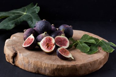 Siyah arkaplandaki incirler