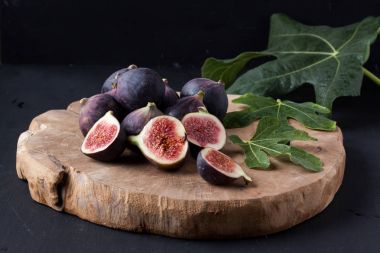 Siyah arkaplandaki incirler