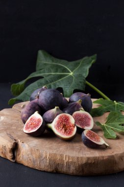 Siyah arkaplandaki incirler