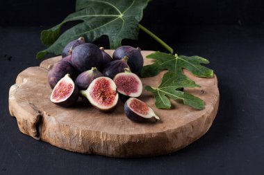 Siyah arkaplandaki incirler