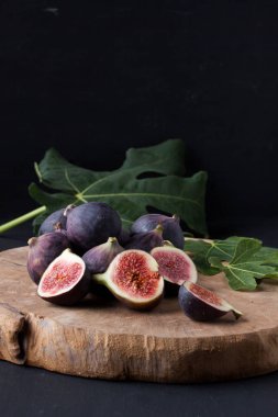 Siyah arkaplandaki incirler