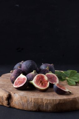 Siyah arkaplandaki incirler