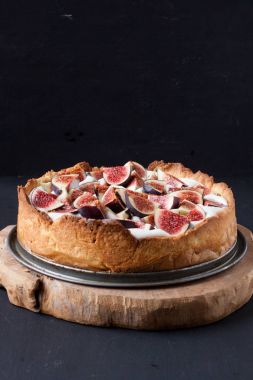 İncirli tart siyah bir zemin üzerine