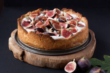 İncirli tart siyah bir zemin üzerine