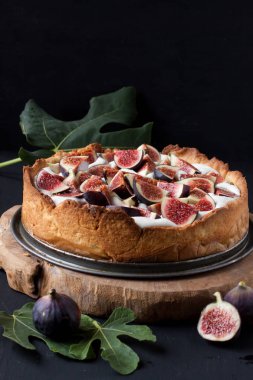 İncirli tart siyah bir zemin üzerine