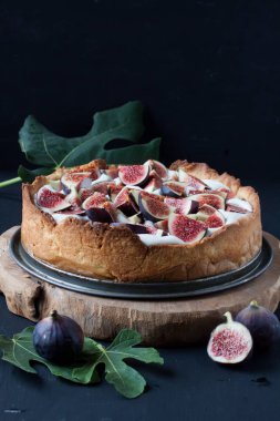 İncirli tart siyah bir zemin üzerine