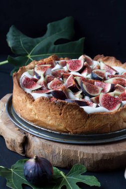 İncirli tart siyah bir zemin üzerine