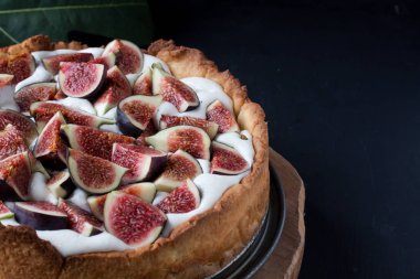 İncirli tart siyah bir zemin üzerine