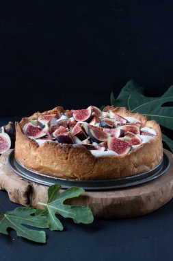 İncirli tart siyah bir zemin üzerine