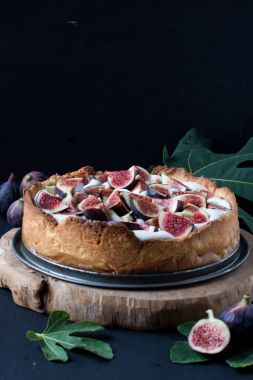 İncirli tart siyah bir zemin üzerine