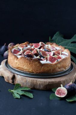 İncirli tart siyah bir zemin üzerine