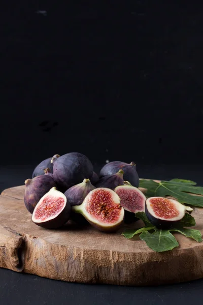 Figs on a black background — Stock Photo, Image