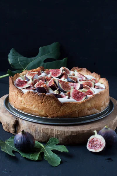 İncirli tart siyah bir zemin üzerine