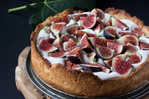 İncirli tart siyah bir zemin üzerine