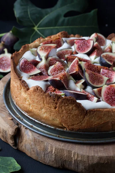 İncirli tart siyah bir zemin üzerine