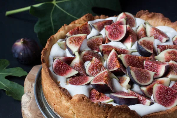 İncirli tart siyah bir zemin üzerine