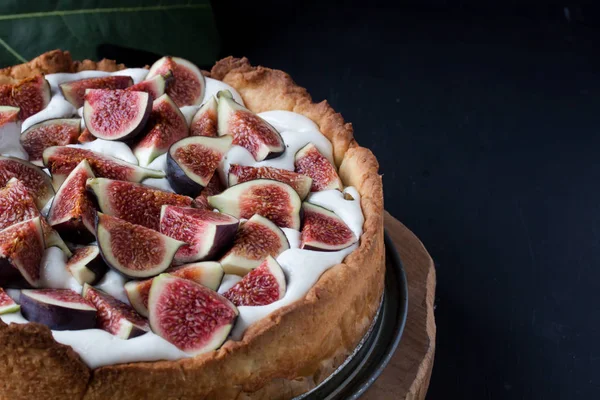 İncirli tart siyah bir zemin üzerine