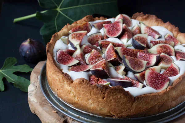 İncirli tart siyah bir zemin üzerine