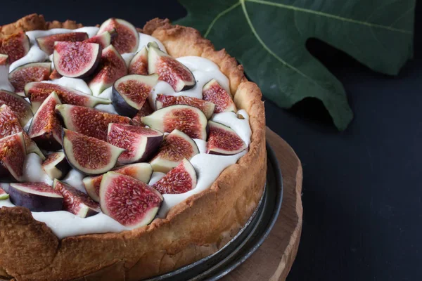 İncirli tart siyah bir zemin üzerine