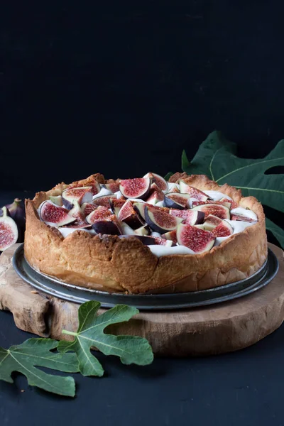 İncirli tart siyah bir zemin üzerine