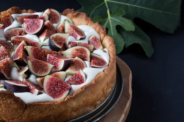 İncirli tart siyah bir zemin üzerine